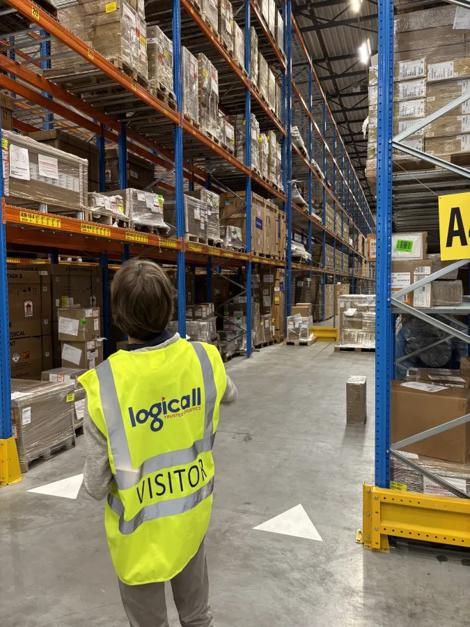 MRR Drones op locatie in een groot logistiek magazijn