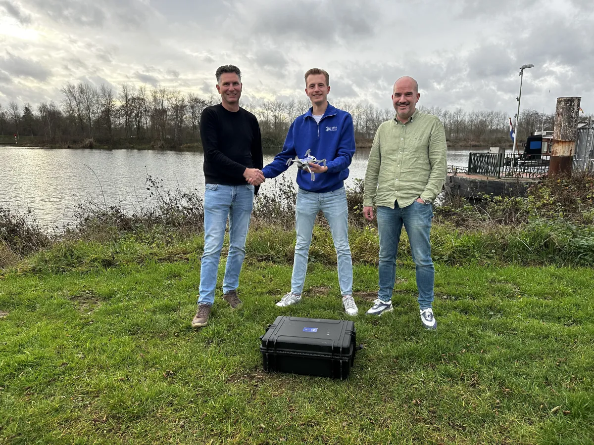 Overdracht van een AiroMap-drone aan een nieuwe klant op locatie