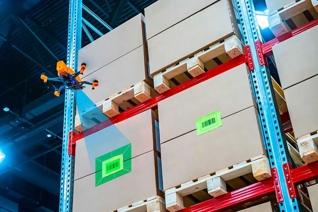 Drone die pallets in een magazijn scant en barcodes leest