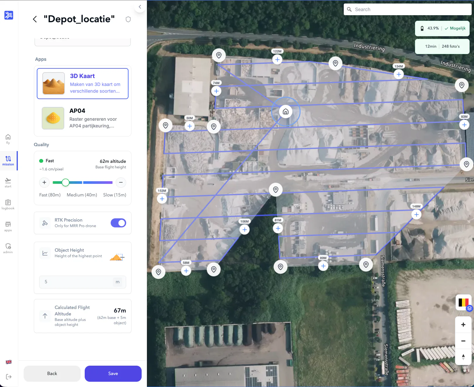 Een automatisch berekend vluchtplan van AiroMap over een satellietkaart van een terrein